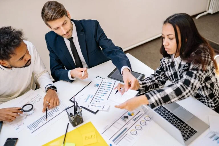 Project management consulting team planning an IT project delivery roadmap