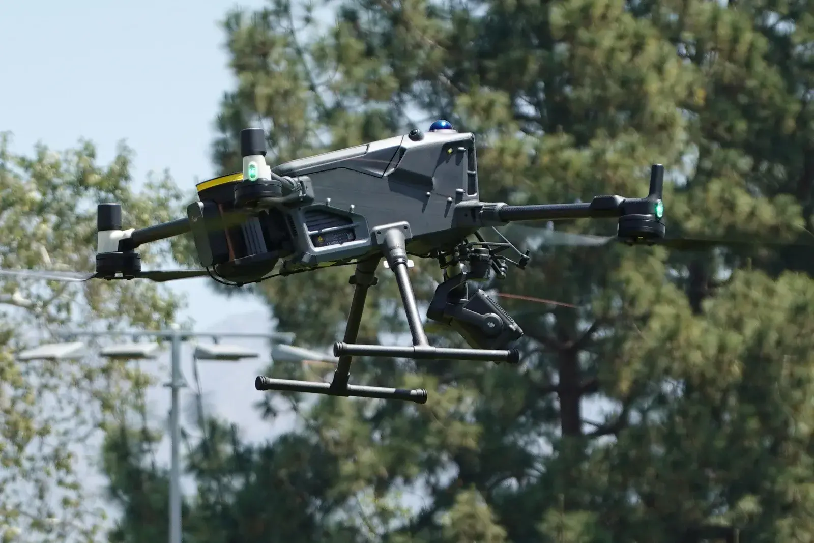 Enterprise drone DJI Matrice 350 RTK με payload επιθεώρησης σε πτήση
